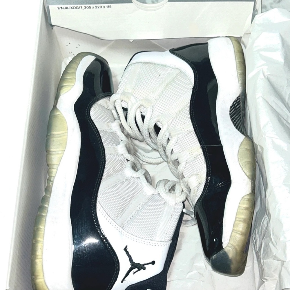 Jordan 11 Concord - Black and White